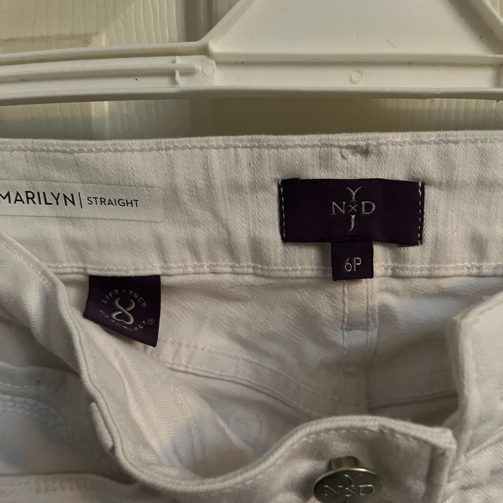 NYDJ white, straight leg. Like New. Size 6P